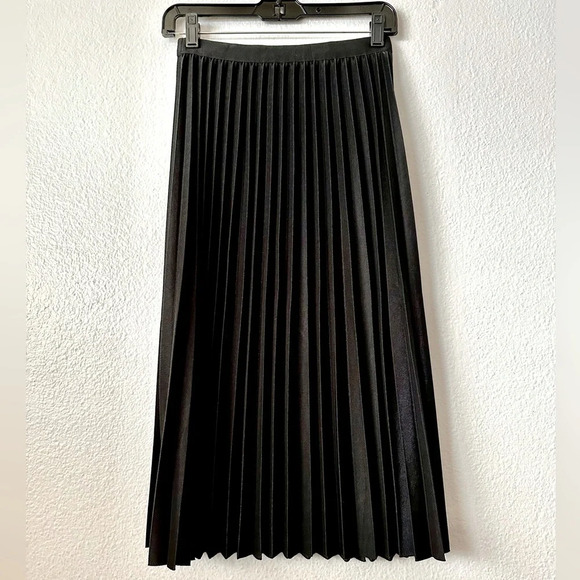 Black Pleated Elastic Waist Skirt Brand New - Picture 1 of 6
